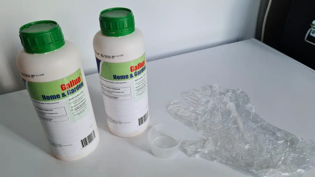 Gallup glyphosate weedkiller comes with a measuring cup and disposable gloves